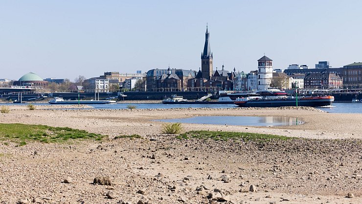 Auch in Düsseldorf ist das Niedrigwasser des Rheins nicht zu übersehen. (Archivbild) - © Rolf Vennenbernd/dpa