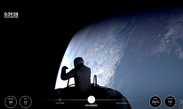 Dieses Bild aus einem SpaceX-Video zeigt den Beginn des Weltraumspaziergangs. - © Uncredited/SpaceX/AP/dpa