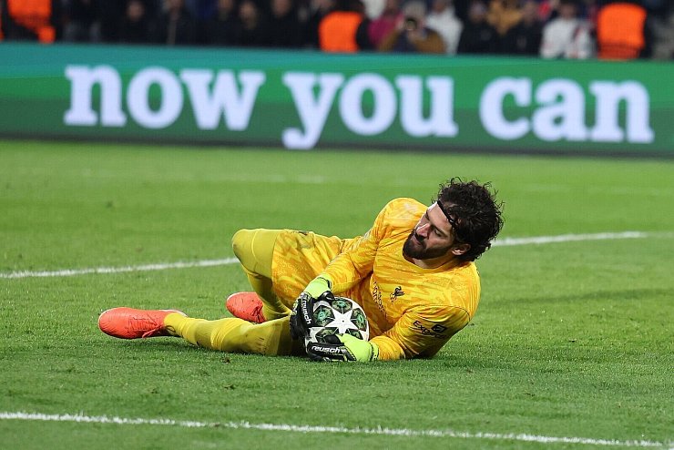Mit vielen Paraden brachte Alisson die PSG-Stürmer zur Verzweiflung. - © Paul Terry/CSM via ZUMA Press Wire/dpa