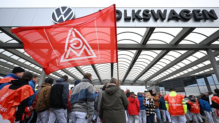 VW-Beschäftigte beteiligen sich im Werk in Zwickau an dem Warnstreik. - © Hendrik Schmidt/dpa