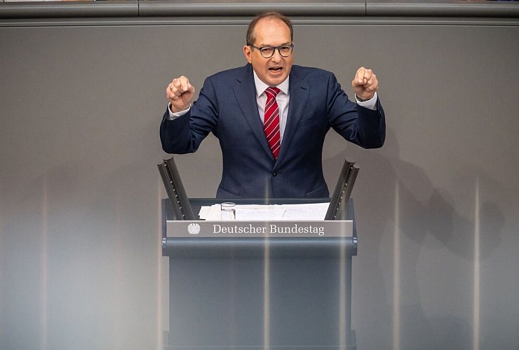 CSU-Landesgruppenchef Alexander Dobrindt sprach mit Blick auf die Migration von einer Verweigerungshaltung der Regierung. - © Michael Kappeler/dpa
