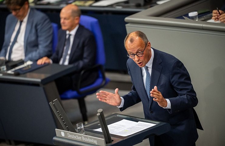 CDU-Chef Friedrich Merz will die Auseinandersetzung über das Thema Migration in den Bundestag verlagern. - © Michael Kappeler/dpa