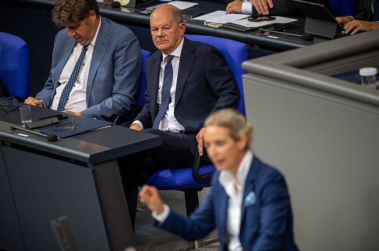 AfD-Co-Fraktionschefin Alice Weidel nannte Scholz einen «Kanzler des Niedergangs» - © Michael Kappeler/dpa