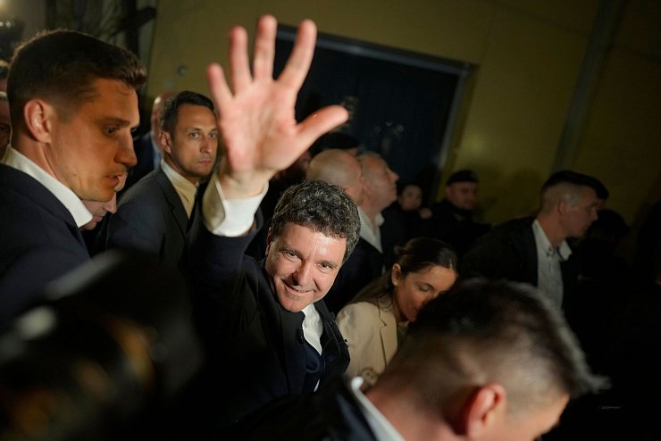 Nach Auszählung der Stimmen fast aller Wahllokale lag Dan uneinholbar vor dem Rechtspopulisten Simion. - © Vadim Ghirda/AP/dpa