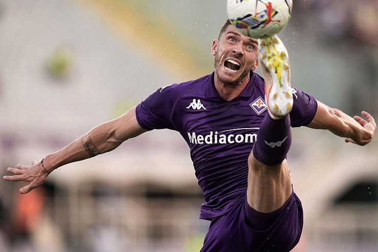 Robin Gosens leidet mit Kumpel Mats Hummels mit. - © Massimo Paolone/LaPresse/AP/dpa