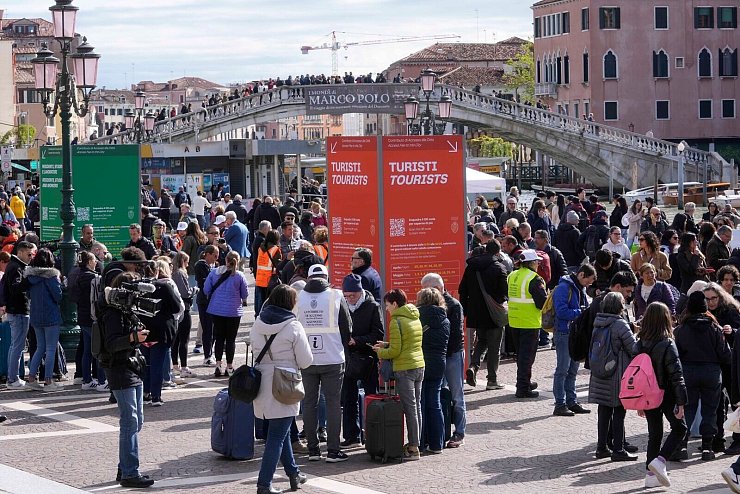 Mit der Gondel durch die Kanäle: Venedig gilt als Musterbeispiel für «Overtourism». (Archivbild) - © Luca Bruno/AP/dpa
