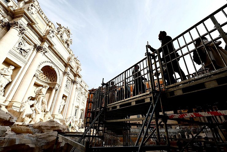 So nah wie noch nie an die «Fontana di Trevi» - nun möglich über einen Steg. - © Cecilia Fabiano/LaPresse via ZUMA Press/dpa