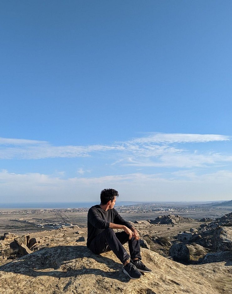 Digitalnomade Sami Demirel in Aserbaidschan. Zum Arbeiten braucht er nur ein Laptop und Internet. - © Sami Demirel/dpa