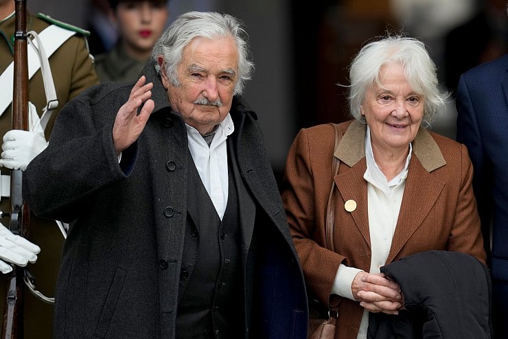 Mujica starb an der Seite seiner Frau Lucia Topolansky auf seinem Bauernhof vor den Toren von Montevideo. - © Esteban Felix/AP/dpa