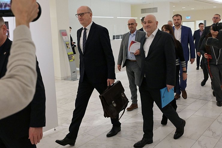 SPD und BSW eben den Weg für das erste Regierungsbündnis dieser Art in Deutschland. - © Michael Bahlo/dpa