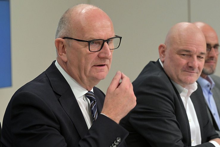 Nach Wochenlangen Verhandlungen stellen Brandenburgs Ministerpräsident Dietmar Woidke (SPD) (links) und BSW-Landeschef Robert Crumbach die Ziele einer gemeinsamen Regierung vor. - © Michael Bahlo/dpa