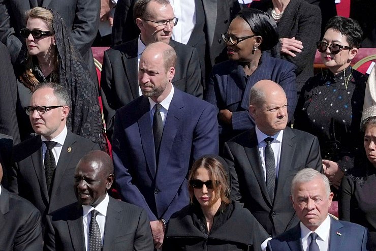 Prinz William ist neben Bundeskanzler Olaf Scholz. - © Markus Schreiber/AP/dpa