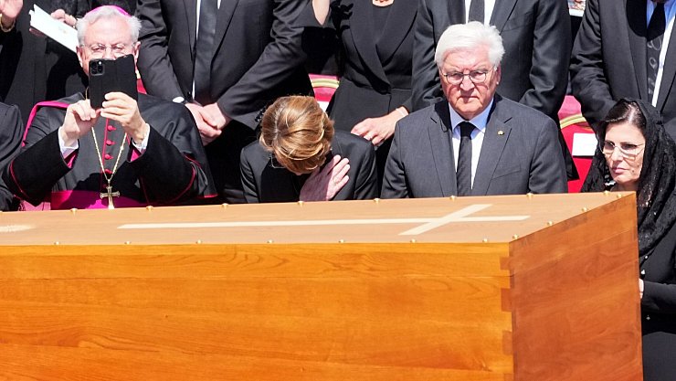 Bundespräsident Frank-Walter Steinmeier vor dem Sarg. - © Michael Kappeler/dpa