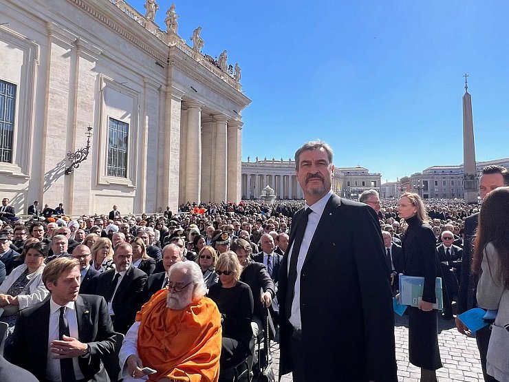 Söder steht auf dem Petersplatz. - © Bayerische Staatskanzlei/dpa