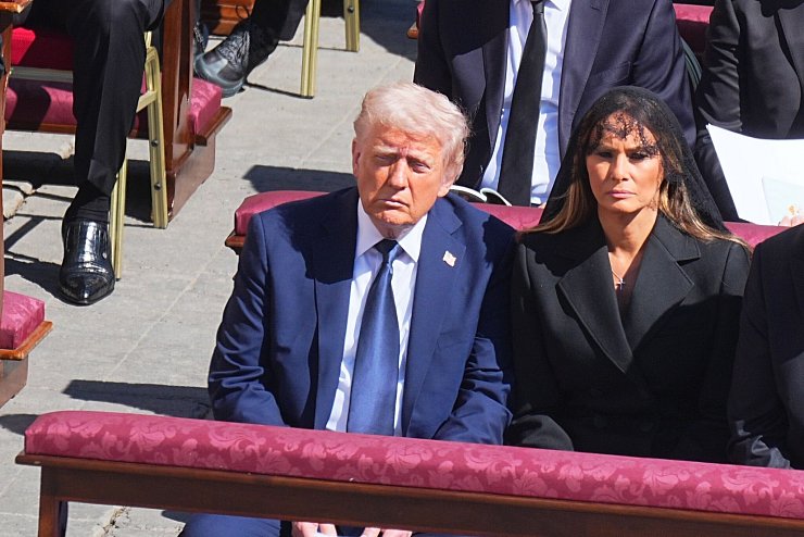 Trump trägt einen blauen Anzug. - © Michael Kappeler/dpa