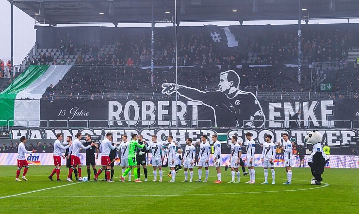 Im Gedenken an Robert Enke: Fans von Hannover 96 erinnern an seinem 15. Todestag an den früheren Nationaltorwart. - © Silas Schueller/DeFodi Images/dpa