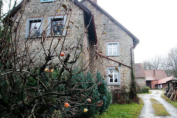 Diesen aufgegebenen Hof im Ortsteil Holzhausen-Externsteine will die Sinn-Stiftung mit Sitz in München zum Pilotprojekt "Aktiv-Hof" umbauen. Es geht dabei unter anderem um Angebote für Kinder und Jugendliche, aber auch Familien. - © Foto: Gröne