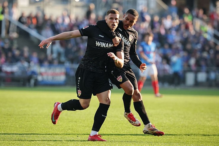Die Stuttgarter Ermedin Demirovic (l) und Enzo Millot feiern den Treffer zum 2:2. - © Christian Charisius/dpa