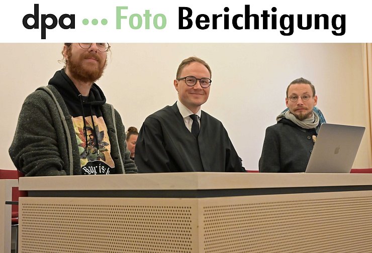 Die Kläger und ihr Anwalt vor dem Verwaltungsgerichtshof. - © Malin Wunderlich/dpa