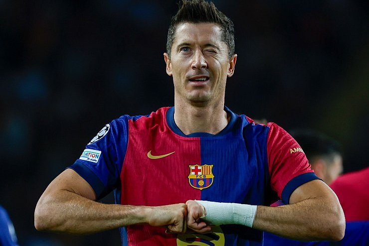 Barcelonas Stürmer Robert Lewandowski traf gegen Bern gleich zweimal. - © Joan Monfort/AP/dpa