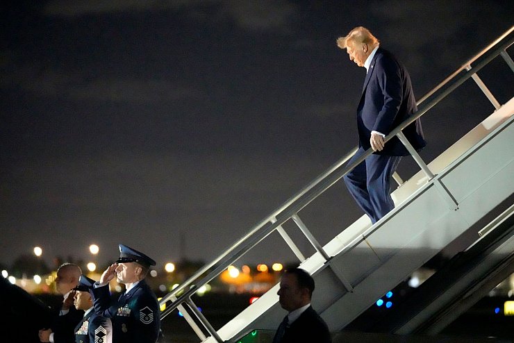 Immer wieder Grönland: Bereits während seiner ersten Amtszeit war der Kauf der Insel ein großes Trump-Thema. - © Mark Schiefelbein/AP/dpa