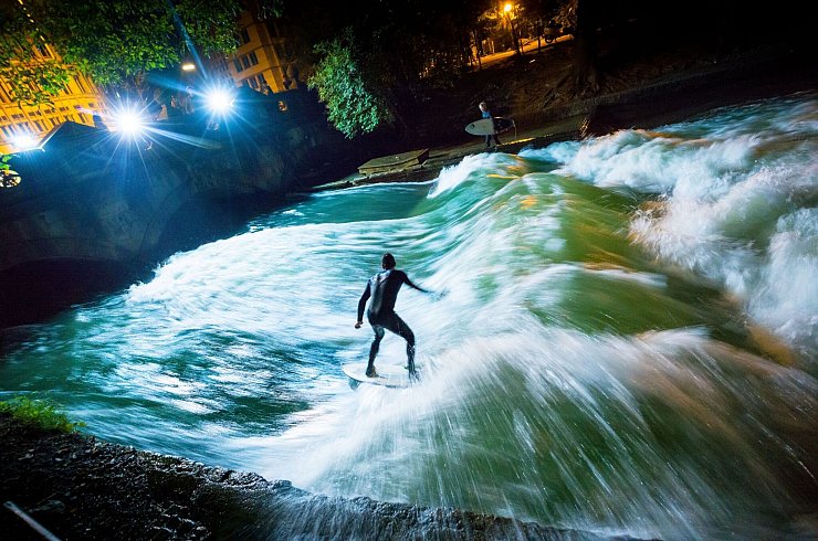 Bis vor Kurzem sah die Eisbachwelle noch so aus und begeisterte Surfer aus aller Welt. (Archivbild) - © Peter Kneffel/dpa