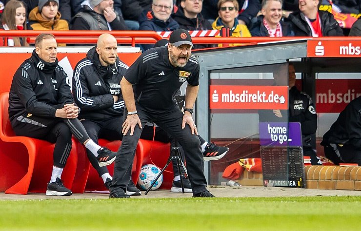Trainer Steffen Baumgart war mit der Unioner Leistung nicht zufrieden. - © Andreas Gora/dpa