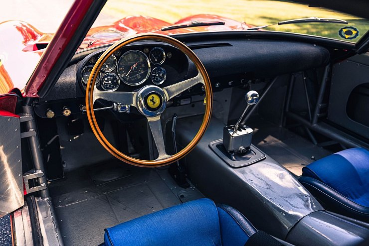 Cockpit eines 1962er Ferrari 330 LM / 250 GTO. - © Jeremy Cliff/Sotheby\\\'s/dpa