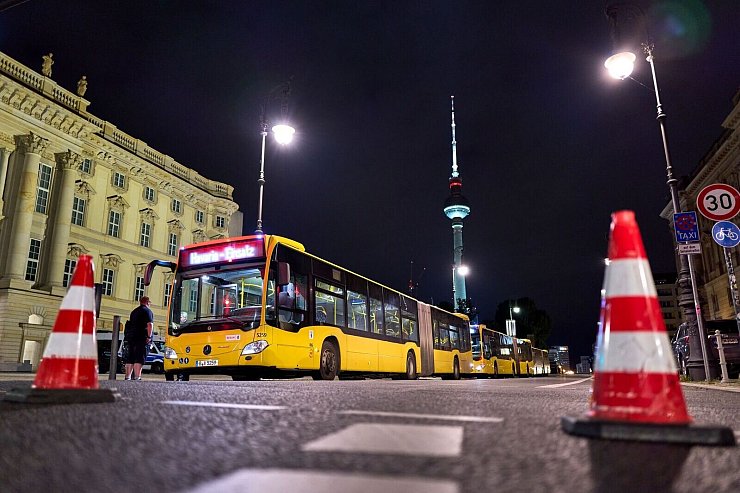 Tausende Menschen in Berlin-Mitte haben am späten Abend ihre Wohnungen wegen eines Kriegsmunitions-Funds in der Spree verlassen müssen. - © Michael Ukas/dpa
