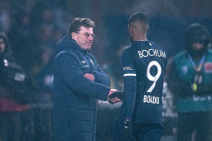 Glückwunsch zu besonderer Leistung: Trainer Dieter Hecking freut sich mit Myron Boadu. - © David Inderlied/dpa