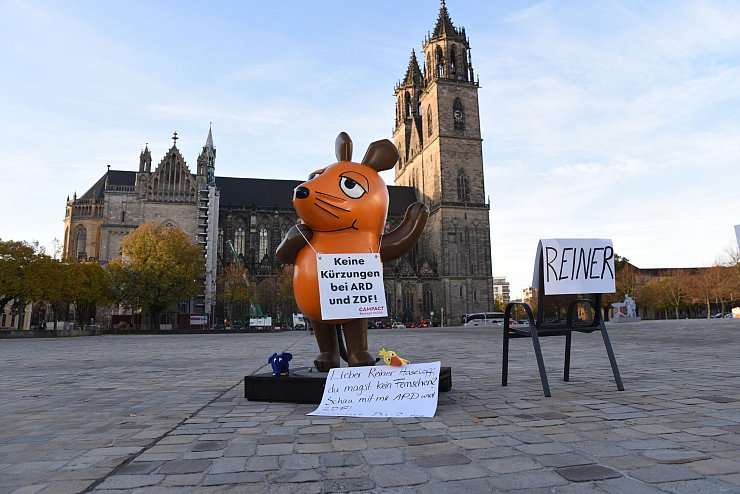 Die von Aktivisten "entführte" Maus protestiert in Magdeburg gegen Kürzungen beim öffentlich-rechtlichen Rundfunk. - © Simon Kremer/dpa