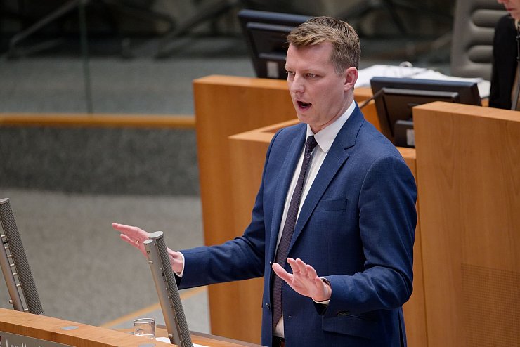 FDP-Landtagsfraktionschef Henning Höne hält die Sozialkürzungen der schwarz-grünen NRW-Regierung für einen Fehler. - © Henning Kaiser/dpa