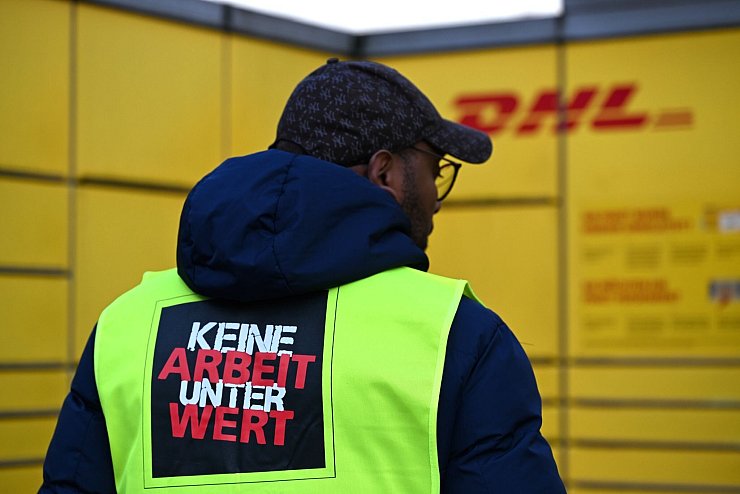 Verdi rührt die Werbetrommel für ihre Forderungen - auch mit neonfarbenen Westen von Warnstreikenden. - © Wolf von Dewitz/dpa