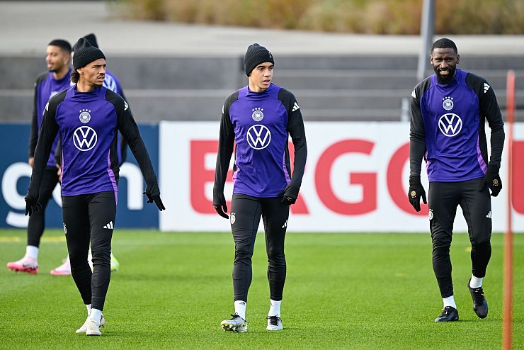 Leroy Sane (l), Jamal Musiala (m) und Antonio Rüdiger (r) trainieren vor dem Nations-League-Abschluss. - © Uwe Anspach/dpa