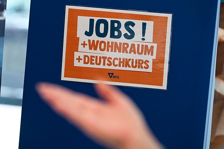 Um mehr Zuwanderer für den Arbeitsmarkt zu gewinnen, müssten Experten zufolge Hürden abgebaut werden (Symbolbild). - © Jens Kalaene/dpa