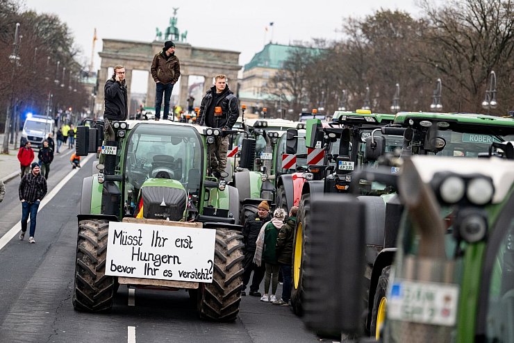«Müsst ihr erst Hungern bevor ihr es versteht»: Die Pläne der Bundesregierung, den Agrardiesel und die Kfz-Steuerbefreiung für die Land- und Forstwirtschaft zu streichen, hat zahlreiche Bauern auf Straße getrieben. - © Fabian Sommer/dpa