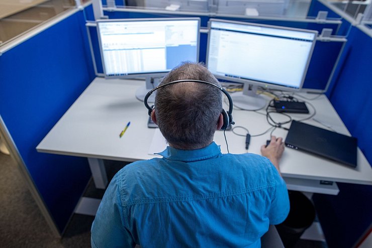 Ein Mitarbeiter einer Telefonzentrale nimmt Anfragen entgegen. (Archivbild) - © Jens Büttner/dpa-Zentralbild/dpa