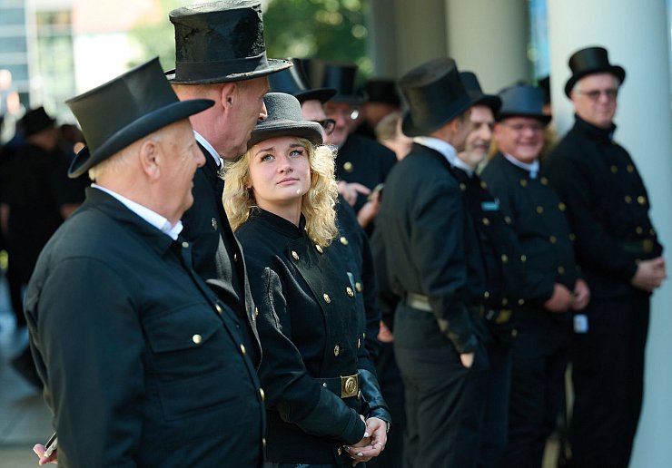 Um den demografischen Wandel auszugleichen, seien im Schnitt rund 650 neue Auszubildende pro Jahr notwendig, heißt es. - © Annette Riedl/dpa