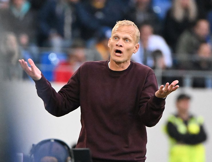 Schalkes Trainer Karel Geraerts steht nach der Niederlage in Karlsruhe im Fokus. - © Uli Deck/dpa