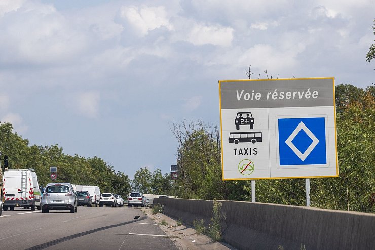 Wie nun in Paris gibt es eine sogenannte Umweltspur bereits in anderen französischen Städten - unter anderem in Straßburg. (Archivbild) - © Philipp von Ditfurth/dpa