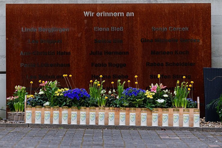 18 Kerzen erinnern auf dem Schulhof des Joseph-König-Gymnasiums an die Schülerinnen und Schüler sowie ihre Lehrerinnen, die bei dem Absturz ihr Leben verloren. - © Rolf Vennenbernd/dpa