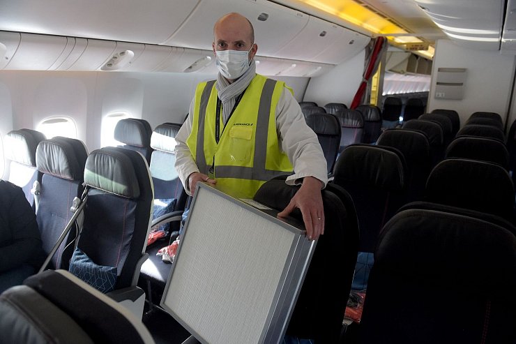 Die Luftfilter im Flugzeug absorbieren viel. (Archivbild) - © Eric Piermont/AFP/dpa