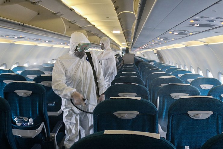 Schutzanzüge sind wegen des Pups-Problems im Flugzeug nicht nötig - das war bei Desinfektionen während der Coronazeit der Fall. (Archivbild) - © Bac Pham/dpa