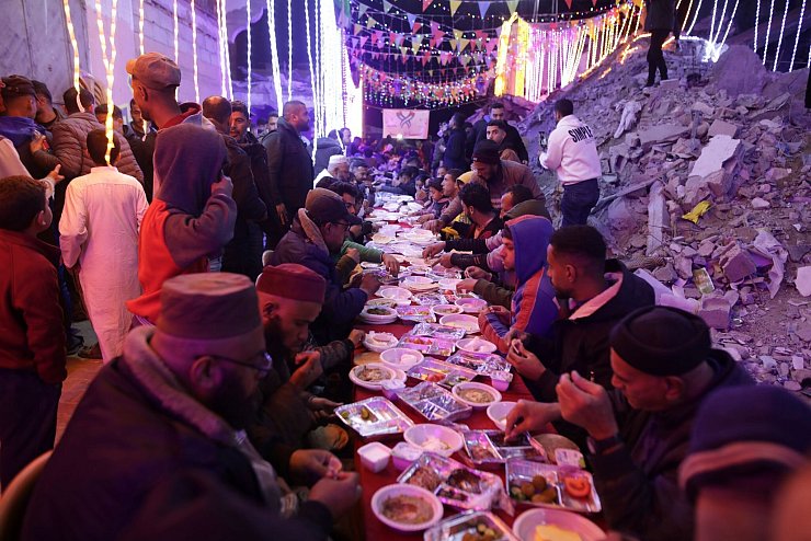 Auch in den Palästinensergebieten wird ab heute der muslimische Fastenmonat Ramadan begangen. - © Jehad Alshrafi/AP/dpa