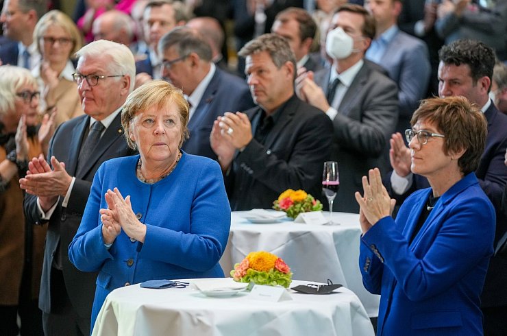 Im Oktober 2021 lud der Bundestagspräsident zu einem Empfang zum Ende des Afghanistan-Einsatzes ein. Bundespräsident Frank-Walter Steinmeier, Bundeskanzlerin Angela Merkel (CDU), Robert Habeck, damals Bundesvorsitzender der Grünen, Annegret Kramp-Karrenbauer (CDU), damals Bundesministerin der Verteidigung, und Hubertus Heil (SPD), Bundesminister für Arbeit und Soziales, zählten zu den Teilnehmern. (Archivfoto) - © Kay Nietfeld/dpa