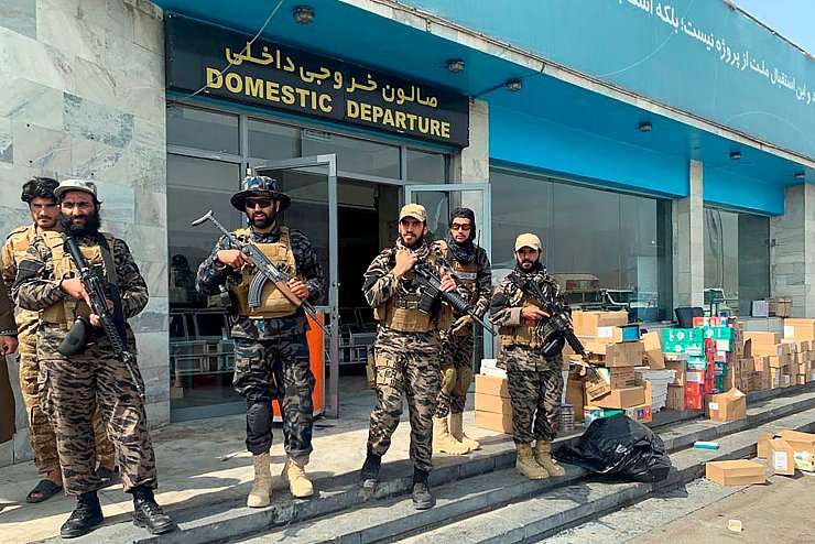 Kämpfer der militant-islamistischen Taliban stehen kurz nach dem Abzug der USA in Kabul Ende August 2021 am Flughafen. (Archivfoto) - © Kathy Gannon/AP/dpa