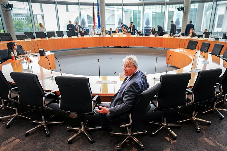 BND-Präsident Bruno Kahl musste im Untersuchungsausschuss kritische Fragen zu der Einschätzung des Bundesnachrichtendienstes im Sommer 2021 beantworten. Konkret ging es um Prognosen, wie rasch die Taliban in Kabul erneut die Macht übernehmen könnten. (Archivfoto) - © Kay Nietfeld/dpa