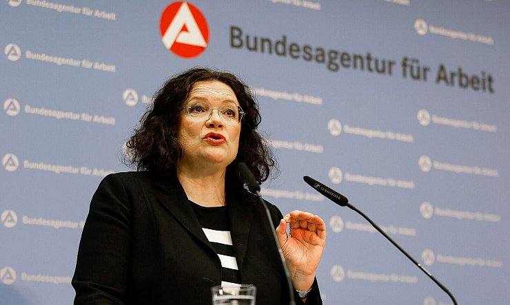BA-Chefin Nahles sieht zarte Anzeichen einer Stabilisierung. (Archivbild) - © Daniel Löb/dpa