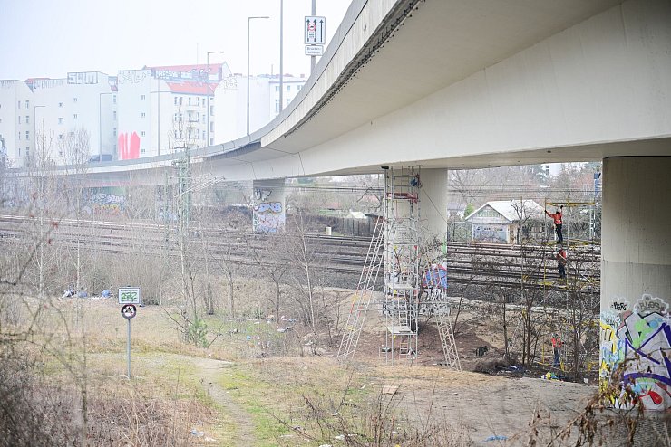 Der Riss in der Autobahnbrücke war vor wenigen Wochen entdeckt worden - nun folgte die Vollsperrung der Brücke. - © Sebastian Gollnow/dpa