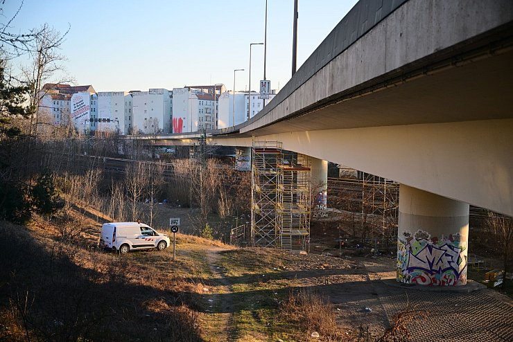 Die Autobahnbrücke führt über die Berliner Ringbahn. Der S-Bahnverkehr ist von der Sperrung aber vorerst nicht betroffen. - © Sebastian Gollnow/dpa